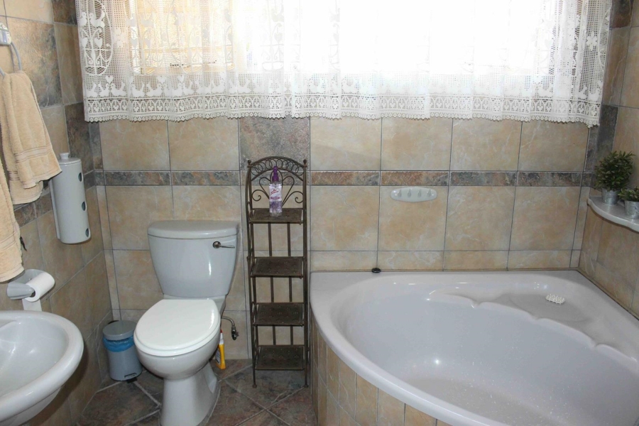 5 Bedroom Property for Sale in Oranjeville Free State